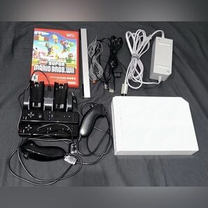 Nintendo Wii + 2 Controllers & Nunchucks + Charge Station + HDMI Adapter + NSMB